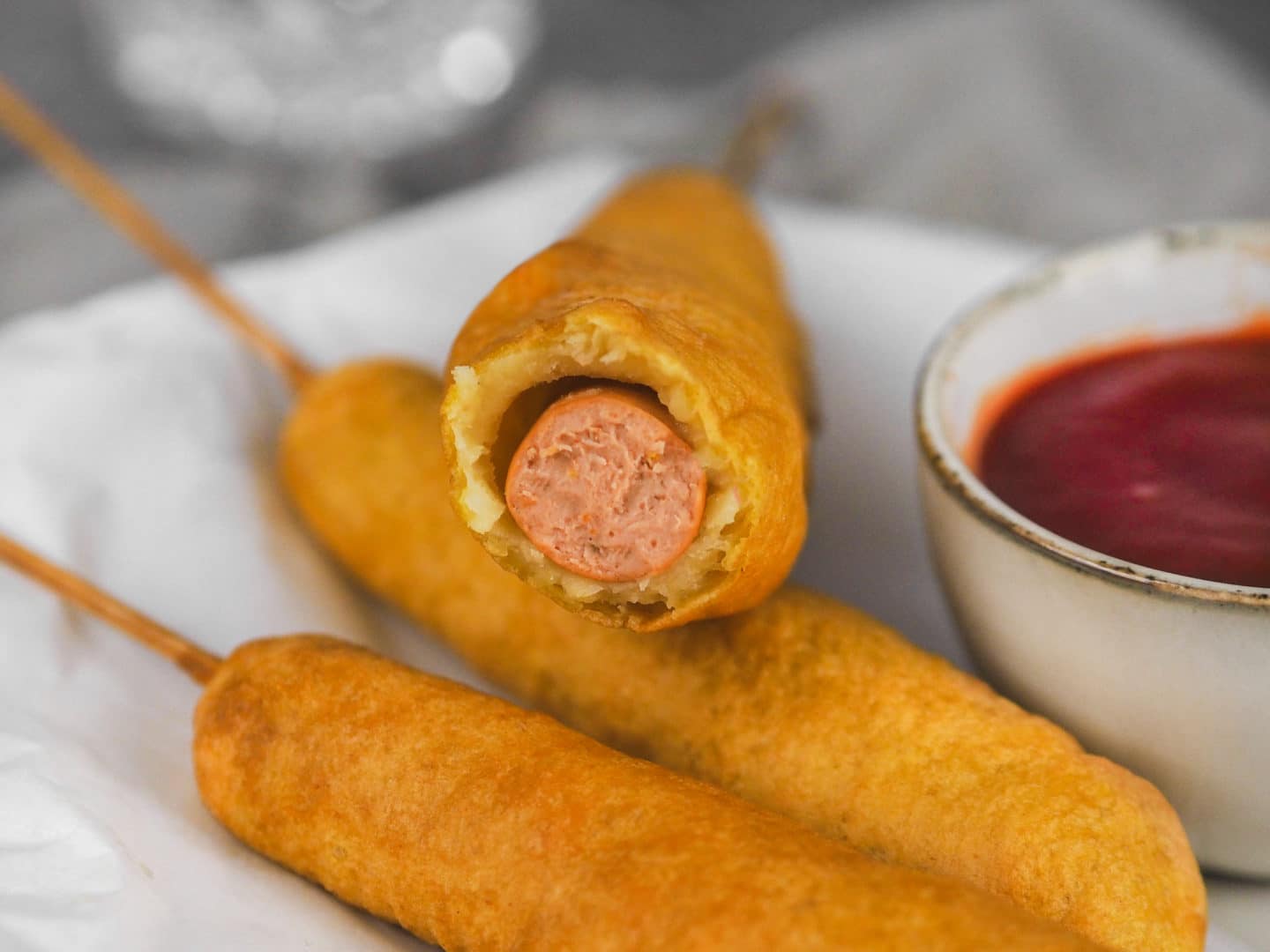 Vegane Corn Dogs – Würstchen am Spieß im Teigmantel - Time for Soulfood